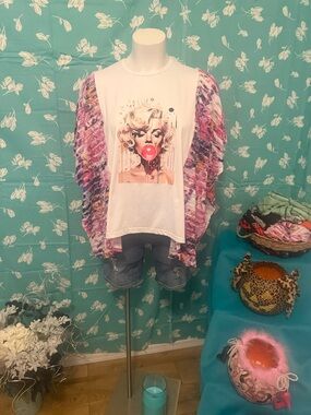 Graphic Bubblegum Portrait Puff-Sleeve Women's Top - White/Purple